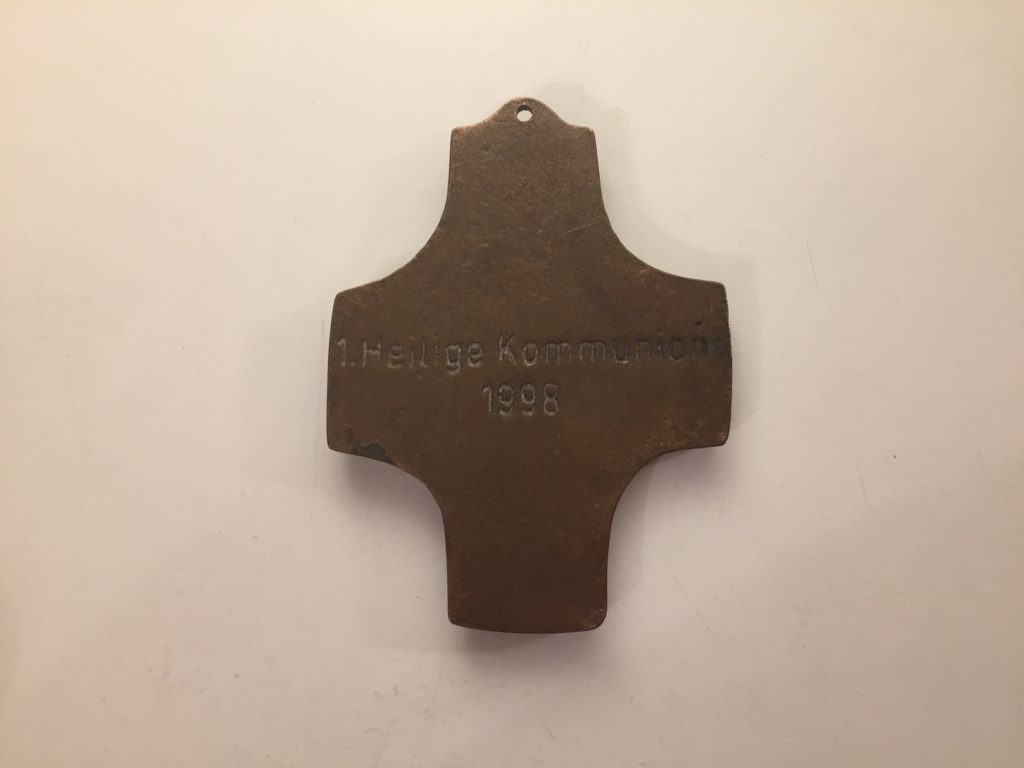Das Bild zeigt ein Kreuz aus Metall, das ich zur Kommunion bekommen habe | Kristina Kral, Minimalismus