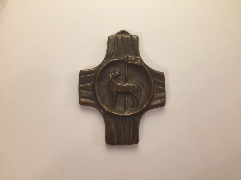 Das Bild zeigt die Vorderseite eines Kreuzes aus Metall, das ich zur Kommunion bekommen habe | Kristina Kral, Minimalismus