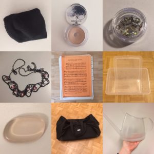 Das Bild zeigt verschiedene Gegenstände, die minimalisiert wurden; Socken, Modeschmuck, Lidschatten, Notenblätter, eine Box, eine Tasche, eine Gießkanne, ein Silikon-Schwämmchen | Kristina Kral, Minimalismus