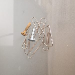 Das Bild zeigt Büroklammern, eine Musterbeutelklammer und eine Schraube | Kristina Kral, Minimalismus