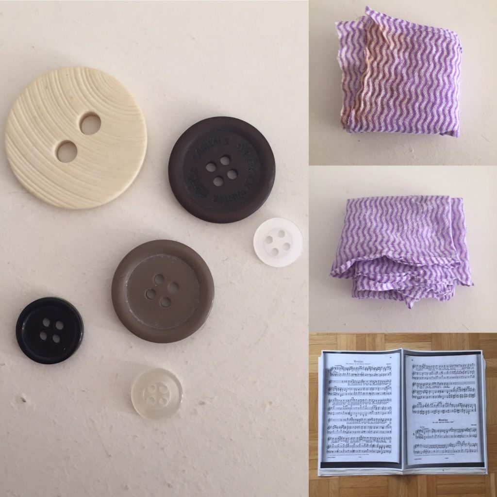 Das Bild zeigt Knöpfe, Putztücher und einen Stapel Noten | Kristina Kral, Minimalismus