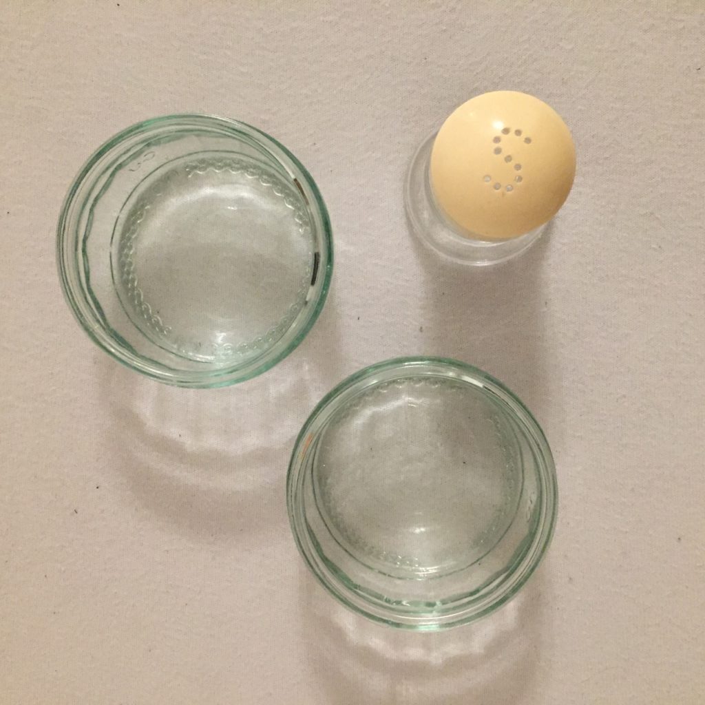 Das Bild zeigt zwei Glasschälchen und einen Salzstreuer