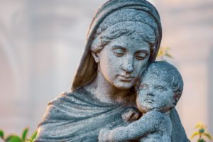 Das bild zeigt eine Statue, die Maria mit dem Kleinkind Jesus zeigt
