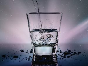 Symbolbild: Glas mit Wasser - Intermittierendes Fasten