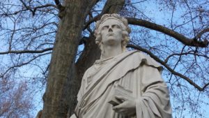 Symbolbild: Statue von Goethe (links) und Schiller