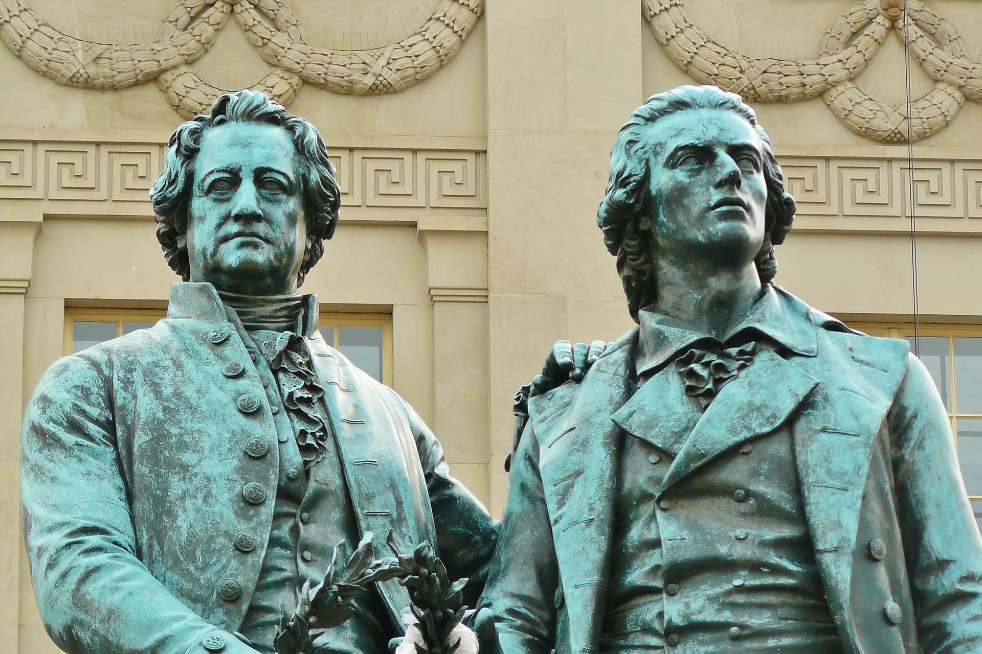 Statuen von Goethe und Schiller (rechts)