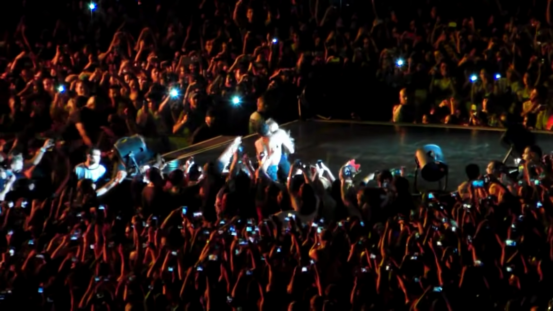 Bildschirmfoto: Fan zieht Sängerin Beyonce von der Bühne (c) 2013 Sao Paulo (c) hugo711